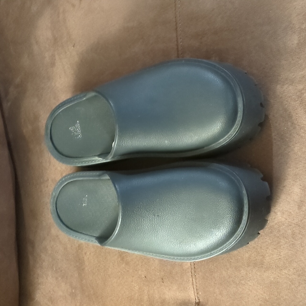 Black size 7 Wild Fable platform mules